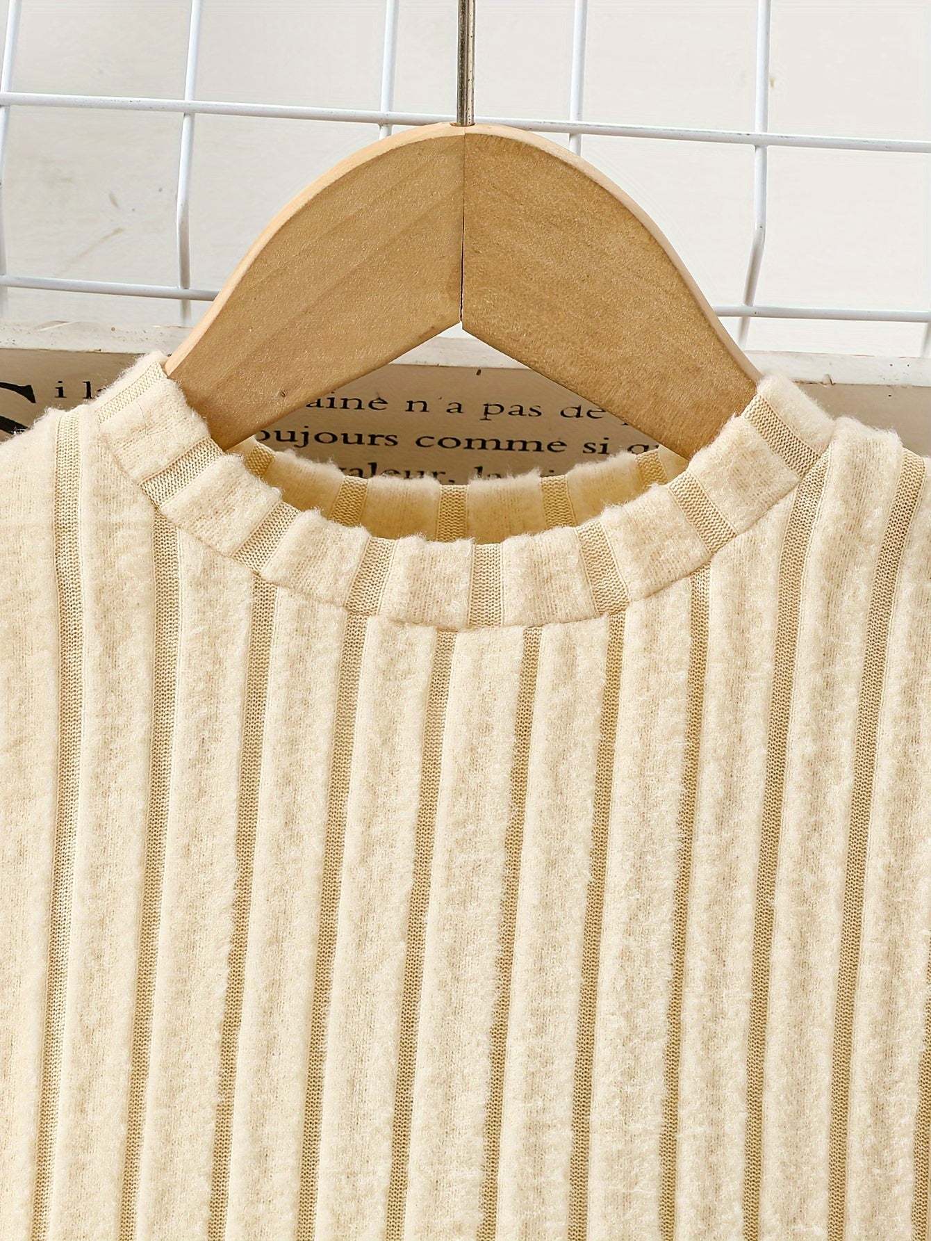 Stylish girls' outfit set in high-quality polyester with a fine knit texture.