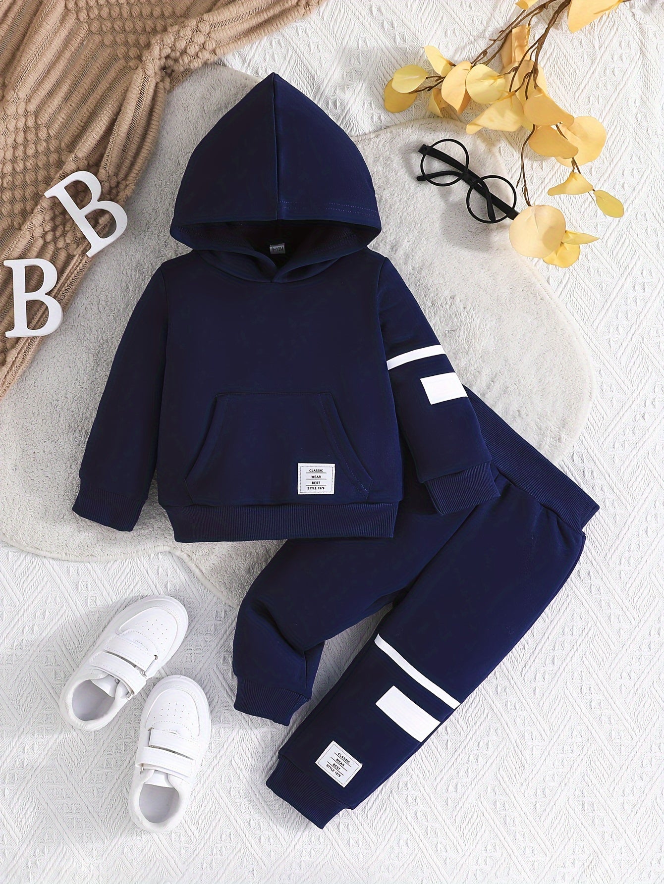 Stylish 2-Piece Set Featuring Hooded Sweatshirt And Pants
