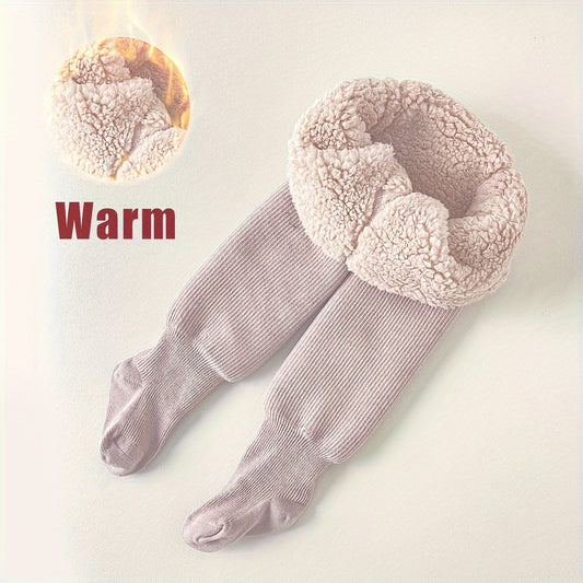 Cozy fleece-lined girls' tights for winter, in a solid color, displaying warmth and style.