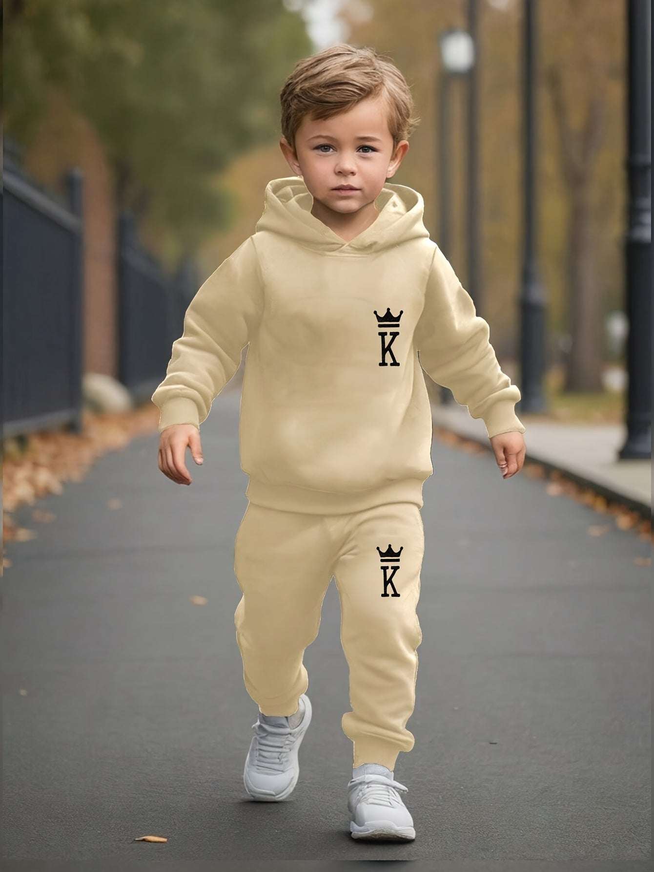 Boys' 2pc king logo hoodie and pants set for autumn and winter.