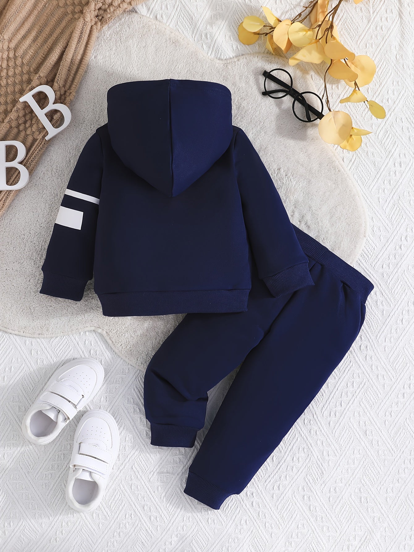 Stylish 2-Piece Set Featuring Hooded Sweatshirt And Pants