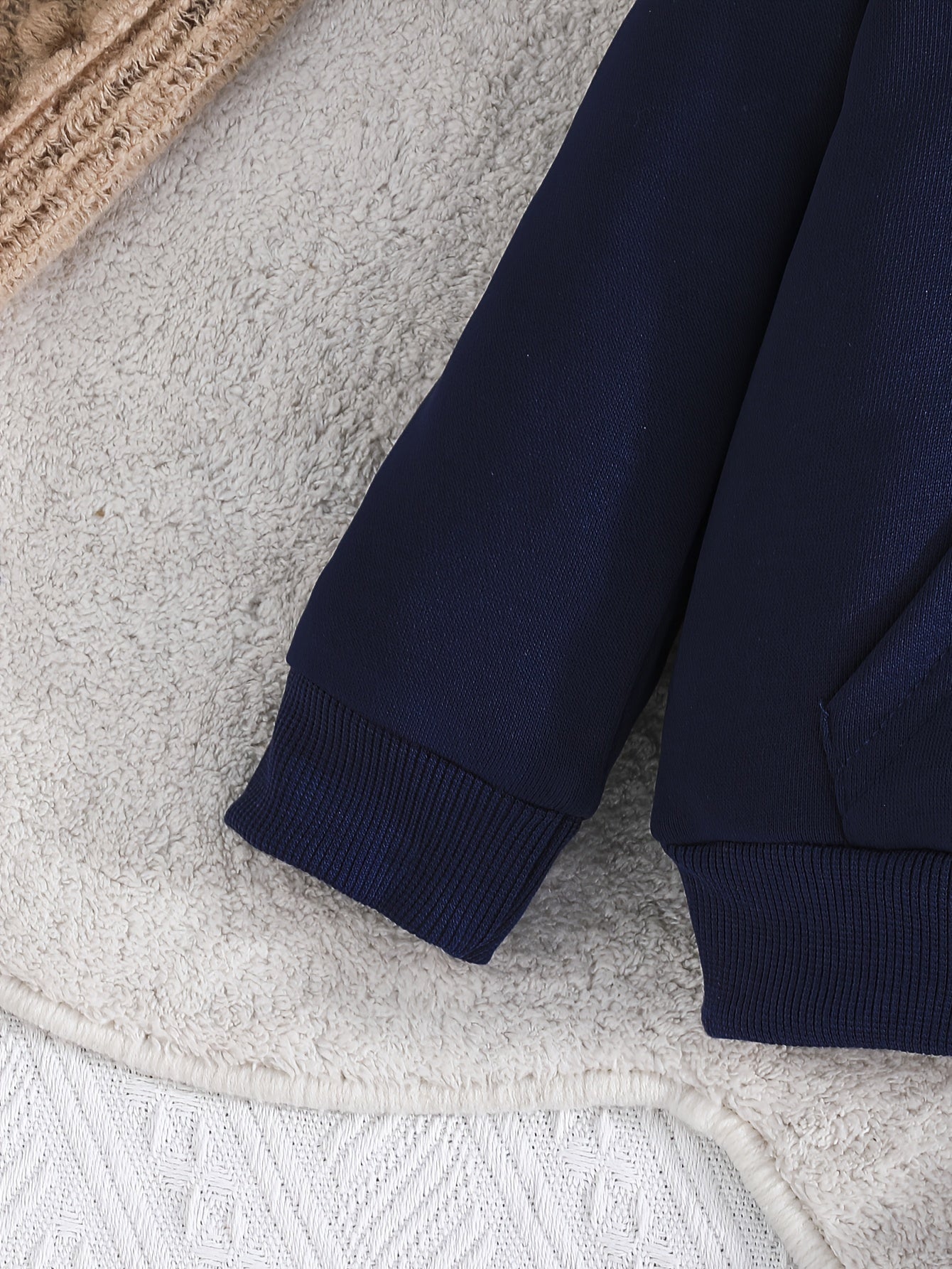 Stylish 2-Piece Set Featuring Hooded Sweatshirt And Pants