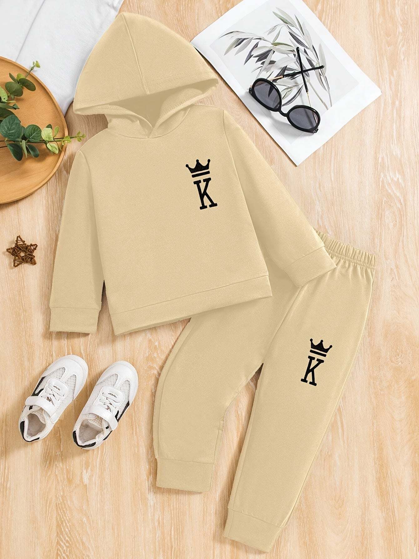 2pcs boys' hoodie and pants set with king logo, casual sportswear for autumn and winter.
