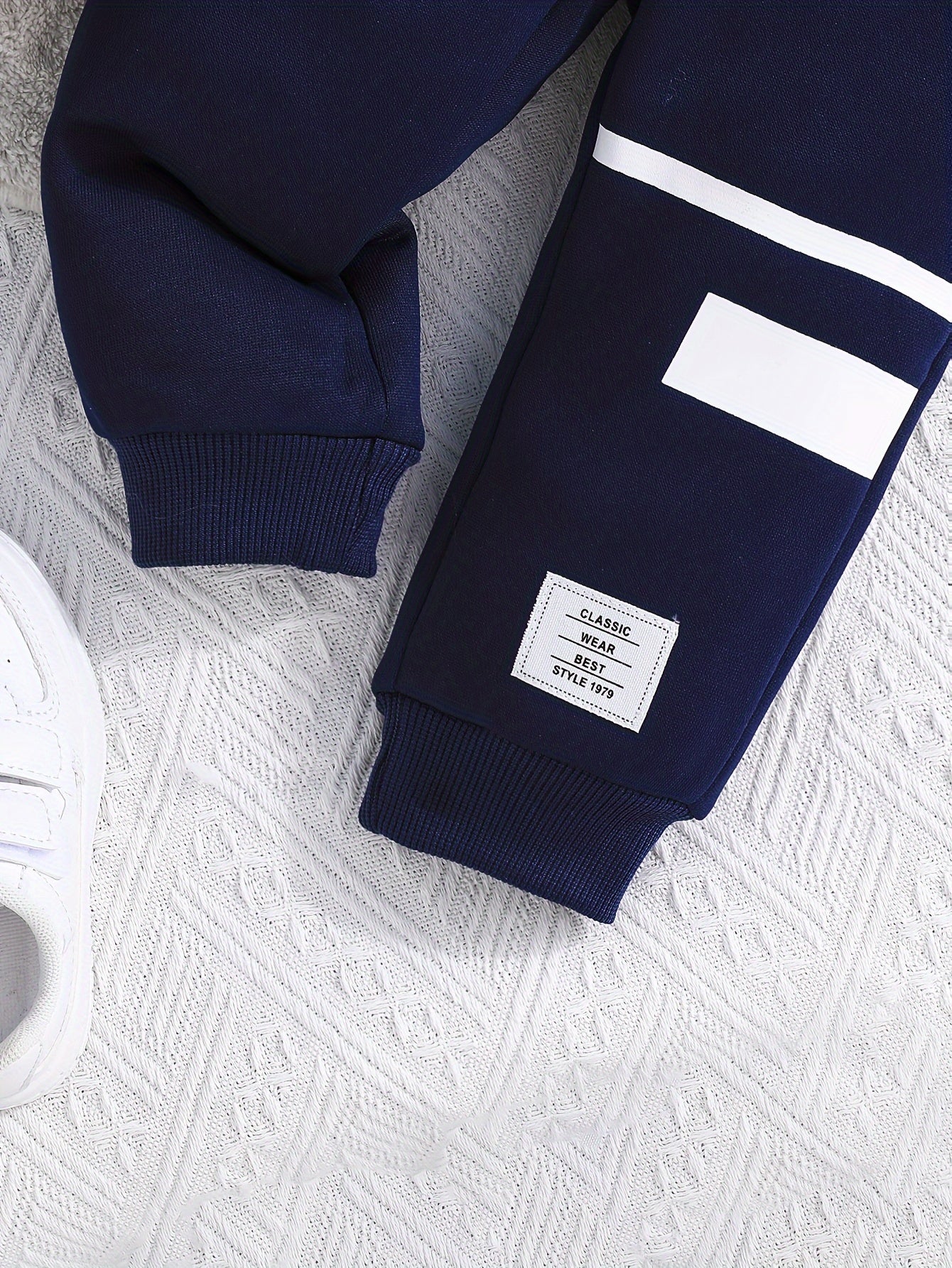 Stylish 2-Piece Set Featuring Hooded Sweatshirt And Pants