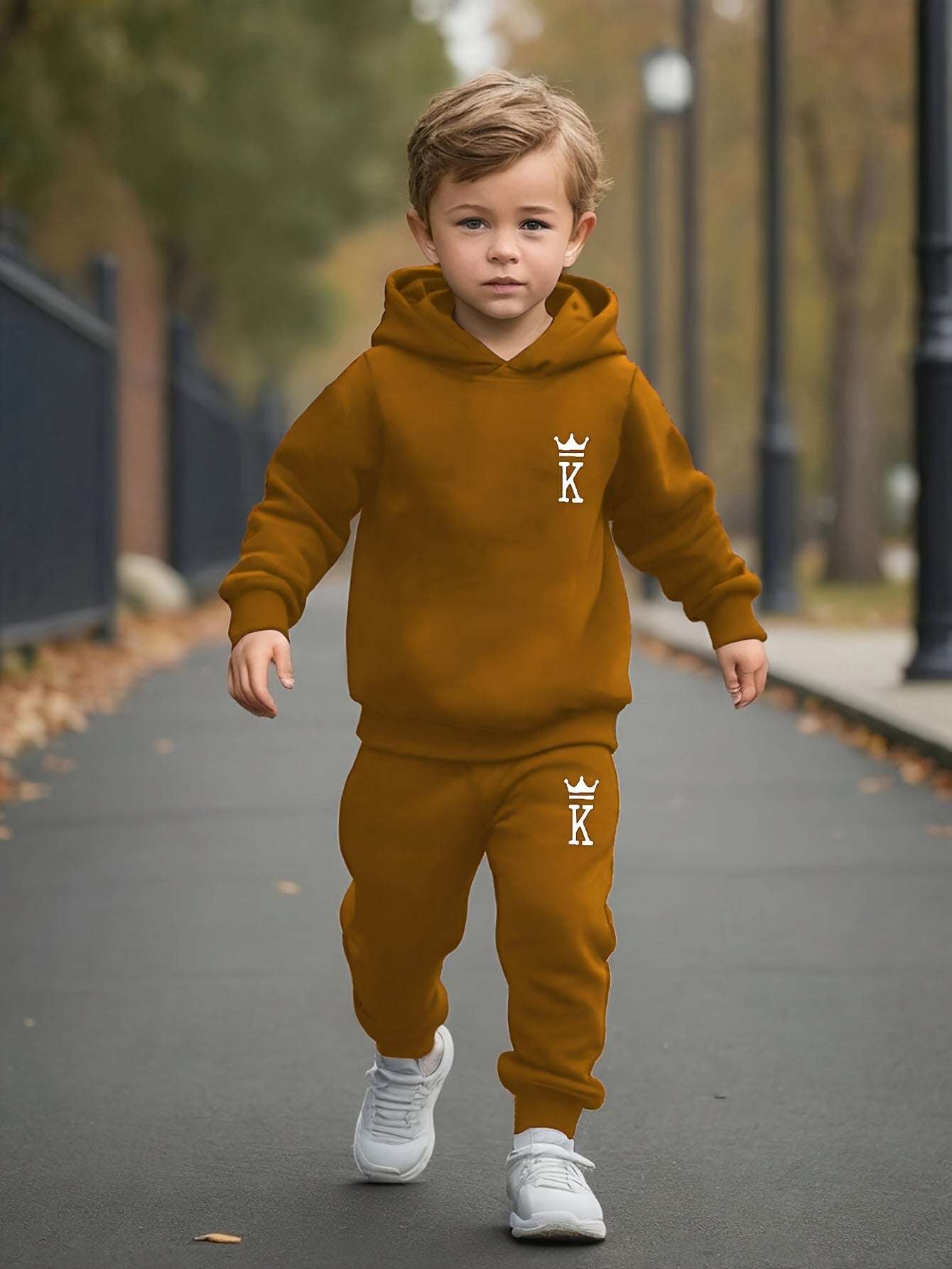 Boys' king logo print hoodie and pants set, casual sportswear, autumn and winter.