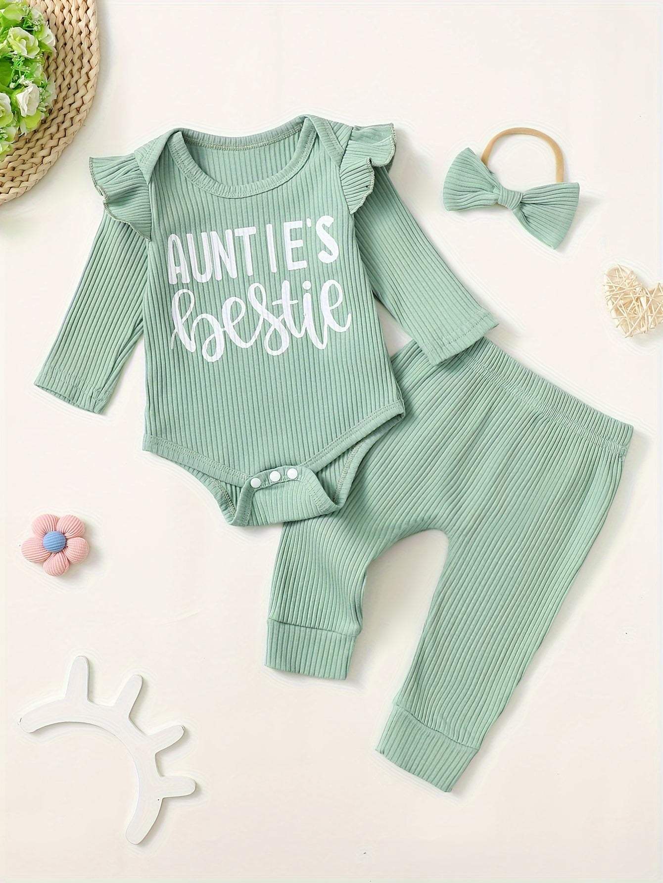 Best friend vibes cute set with "auntie's bestie" print in soft green cotton, including a onesie, pants, and matching bow.