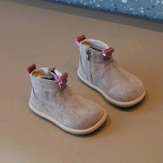 Stylish versatility unisex boots for kids, featuring plush lining and zipper closure, perfect for winter comfort and grip.