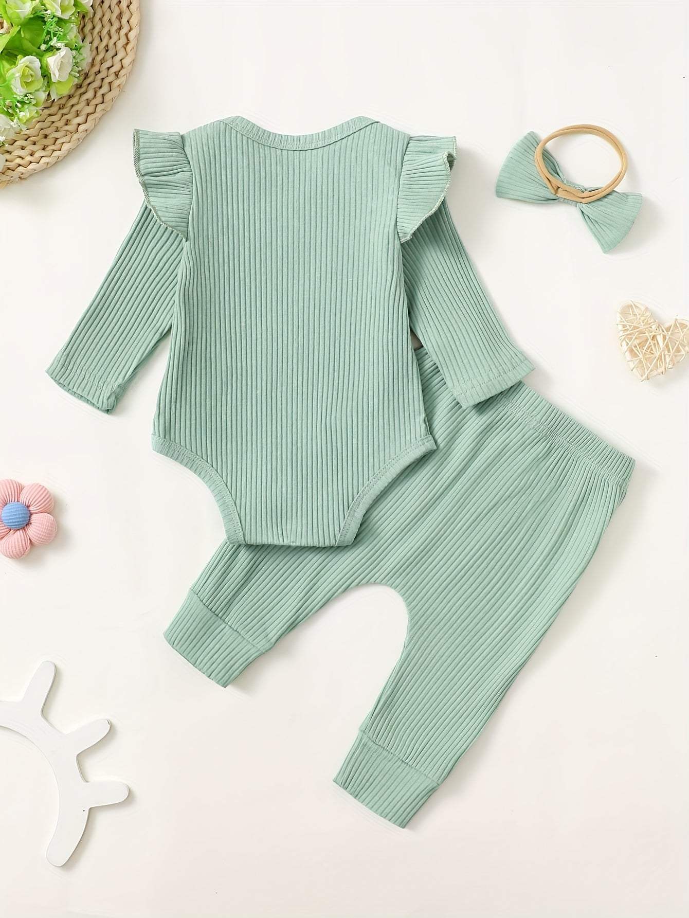 Best friend vibes cute set with 'auntie's bestie' print, soft green cotton, featuring long sleeves and matching pants for comfort and style.